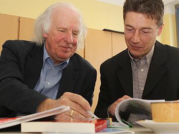 Günther Helmreich (links) und Mario Sattler, beide Lehrer am Kaspar-Zeuß-Gymnasium, begutachten eine alte Seminararbeit. Foto: Jan Koch