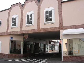 Erst schloss der Edeka-Markt, dann das traditionsreiche Kaufhaus Schäfer, dann der Schlecker-Laden und auch noch ein Schuhgeschäft. Etliche Immobilien im Nüdlinger Zentrum stehen seit einigen Jahren leer.