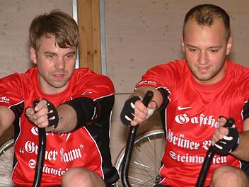 Die Steinwiesener Radballer Sebastian Rehmet (links) und Markus Michel haben den Aufstieg in die 2. Bundesliga geschafft.  Foto: Hans Franz