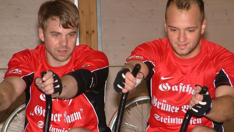 Die Steinwiesener Radballer Sebastian Rehmet (links) und Markus Michel haben den Aufstieg in die 2. Bundesliga geschafft.  Foto: Hans Franz