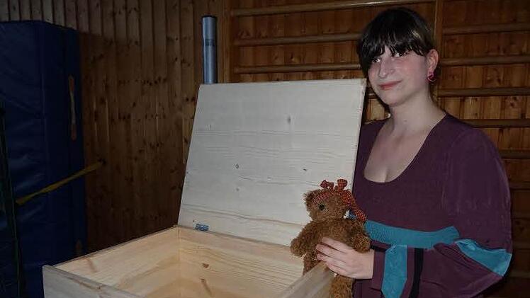 Melina Kessler (Premich) hat eine Spielzeugbox aus Holz gebaut.