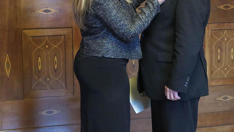 Staatsministerin Melanie Huml zeichnete Manfred Nürnberger mit dem Bundesverdienstkreuz aus.