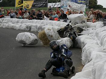 Spektakuläre Crashs: Mancher Teilnehmer der Bayerischen Bobbycar-Meisterschaft in Ostheim (Lkr. Rhön-Grabfeld) landete neben der Piste. Gottlob ohne größere Verletzungen. Fotos: Steffen Standke
