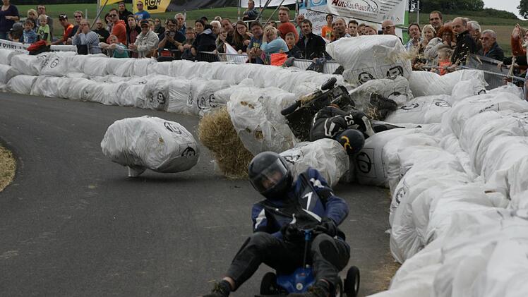 Spektakuläre Crashs: Mancher Teilnehmer der Bayerischen Bobbycar-Meisterschaft in Ostheim (Lkr. Rhön-Grabfeld) landete neben der Piste. Gottlob ohne größere Verletzungen. Fotos: Steffen Standke