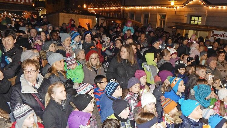 Vor allem die jüngsten Weihnachtsmarktbesucher erwarteten die Ankunft des Christkinds voller Spannung.  Fotos: Mona Lisa Eigenfeld
