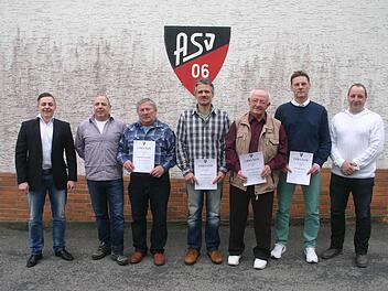 Öffentlichen Dank für langjährige Treue zum ASV sprach der Vorstand an verdiente Mitglieder aus (von links): Vorsitzender Philipp Greiner, Zweiter Vorsitzender Uwe Schulz, Dieter Gehrlicher, Peter Gruber, Harry Schramm, Kai Adelberg und Kassierer Andreas Schulz. Foto: Martin Rebhan