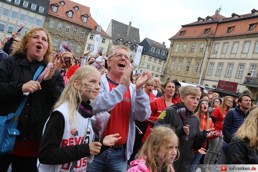 Fans des Spiela der Brose-Baskets am Maxplatz; Brose-Baskest sind Meister; Foto: Barbara Herbst