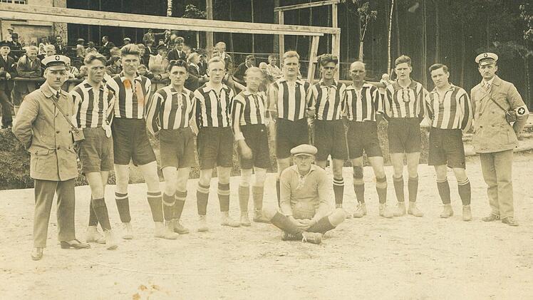 Die Mannschaft des SV Arminia Neustadt, die 1926 die Bezirksmeisterschaft des Arbeiter-.Turn- und Sportbundes (ATSB) errang. Foto: Klaus Bauer