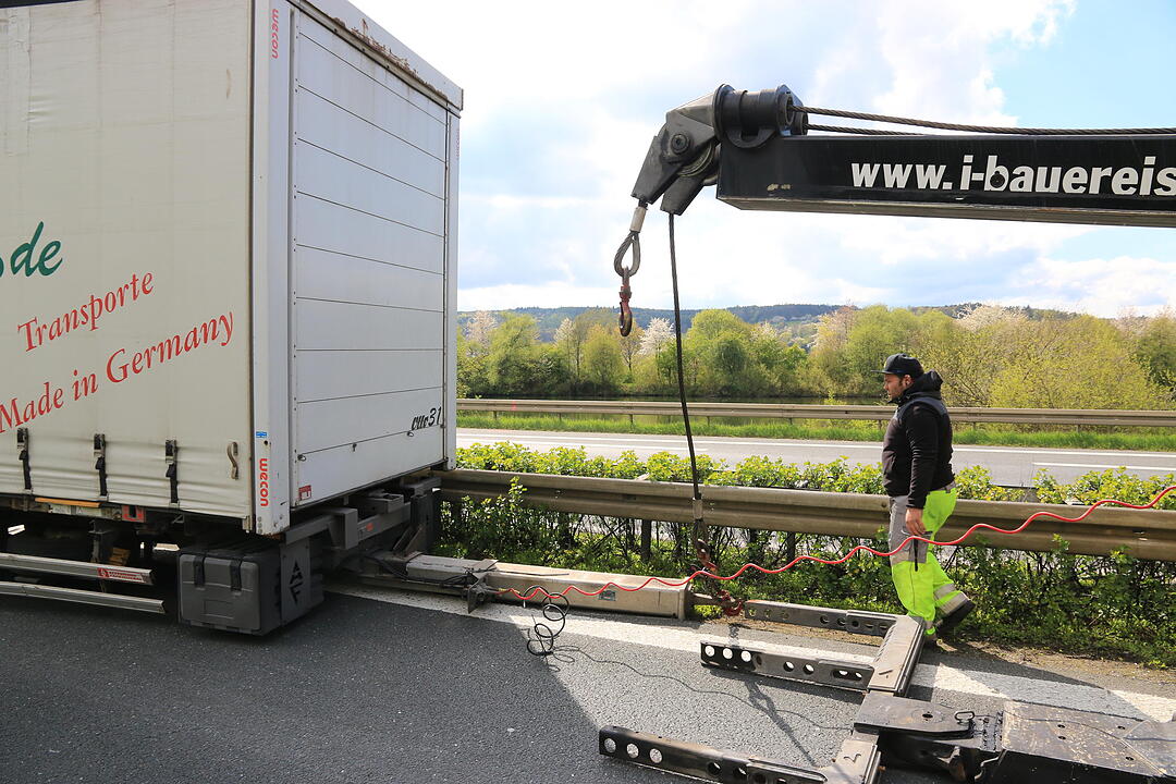 Lkw-Anhänger löst sich auf A73 bei Forchheim