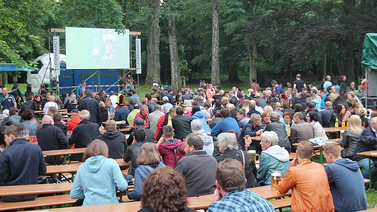 Große Stimmung herrschte beim Schloßparkfest beim Public-Viewing.