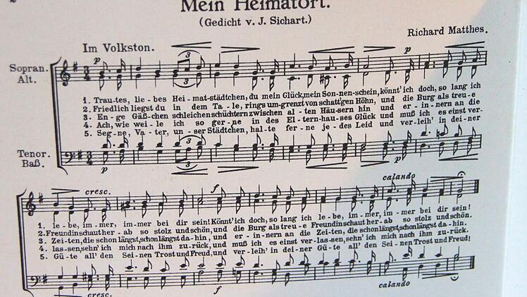 Der langjährige Chorleiter Horst Degelmann aus Fölschnitz hat den Liedtext von "Mein Heimatort" auf einer Postkarte. Fotos: Jochen Nützel