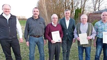 Ehrungen standen im Mittelpunkt der Jahreshauptversammlung des ESV Neuenmarkt. Im Bild (von links) Vorsitzender Rudi Hanke, Zweiter Vorsitzender Stefan Wehner, Alfred Kern, Bürgermeister Siegfried Decker, Heinz Kienzle und Reiner Knaup Fotos: Werner Reißaus