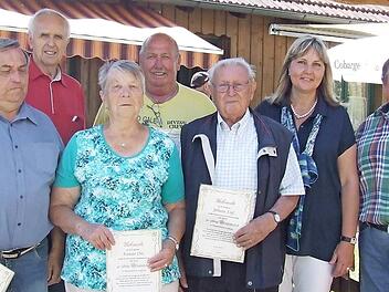 Bernd Präcklein und Birgit Weber ehren die Gründungsmitglieder Johann Eigl, Gerhard Löwe, Renate Ott, Werner Silbermann und Josef Frey (von rechts).  Foto: Andreas Beer