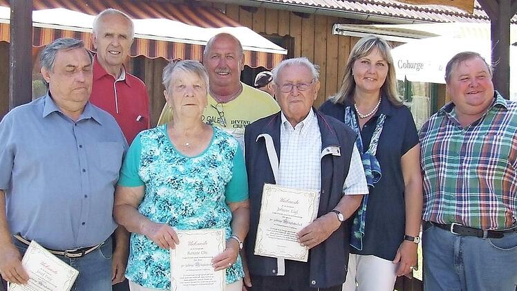 Bernd Präcklein und Birgit Weber ehren die Gründungsmitglieder Johann Eigl, Gerhard Löwe, Renate Ott, Werner Silbermann und Josef Frey (von rechts).  Foto: Andreas Beer