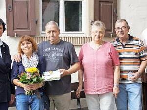 Beate Reinhardt, Carina und Rainer Senff, ihre Gastgeber Christa und Michael Simon und Bürgermeister Thomas Stadelmann Foto: sw