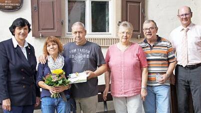 Beate Reinhardt, Carina und Rainer Senff, ihre Gastgeber Christa und Michael Simon und Bürgermeister Thomas Stadelmann Foto: sw