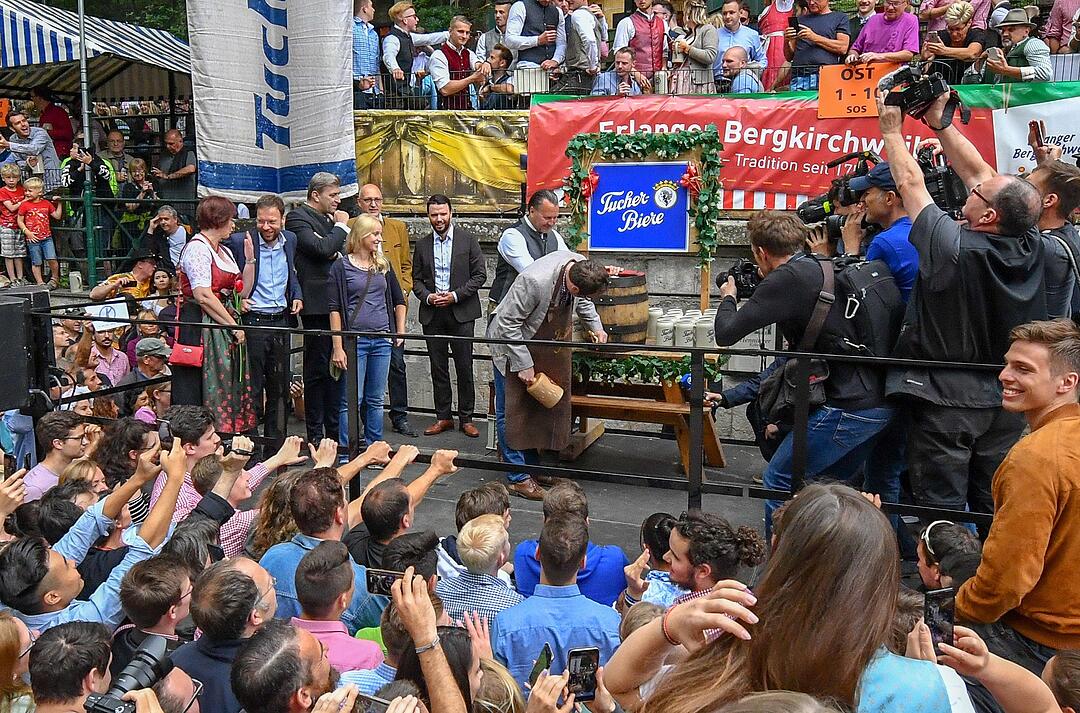 So sah der Bieranstich auf der Erlangener Bergkerwa aus