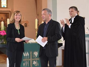 Dekanatskantor Mark Genzel aus Lohr würdigt Christel Hentschel  mit dem Kirchenmusikpreis "Soli Deo Gloria". Pfarrer Carsten Friedel  freut sich zusammen mit seiner  langjährigen Organistin Christel  Hentschel über diese besondere Auszeichnung.Horst Conze