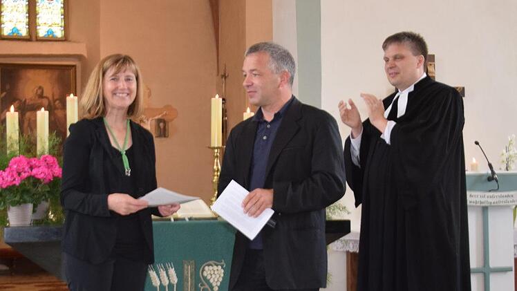 Dekanatskantor Mark Genzel aus Lohr würdigt Christel Hentschel  mit dem Kirchenmusikpreis "Soli Deo Gloria". Pfarrer Carsten Friedel  freut sich zusammen mit seiner  langjährigen Organistin Christel  Hentschel über diese besondere Auszeichnung.Horst Conze