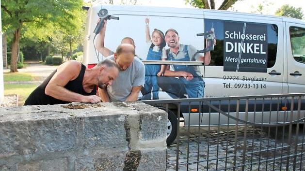 Jürgen und Markus Dinkel bauen das neue Friedhofstor an der Aussegnungshalle ein. In der nächsten Woche wird das hergerichtete Haupttor eingebaut.  Foto: Thomas Malz