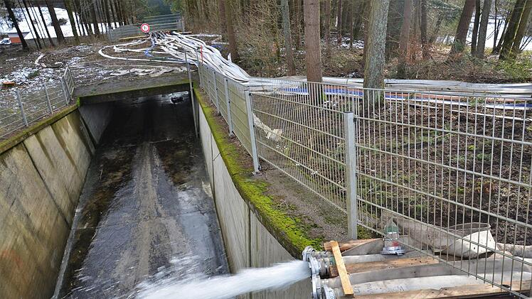 Damit weiter Wasser aus dem Stausee transportiert werden kann, hat das Wasserwirtschaftsamt zehn Pumpen gekauft.  Foto: Sandra Hackenberg
