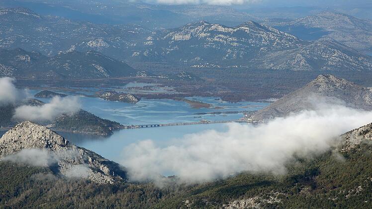 Der Skutarisee ist die natürliche Grenze zwischen Albanien und Montenegro. Das mächtige Naturschutzgebiet beheimatet über 280 verschiedene Vogelarten.