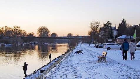 Der Main und die Schneelandschaft lockten in den vergangenen Tagen Spaziergänger und Angler an den Main.  Foto: René Ruprecht