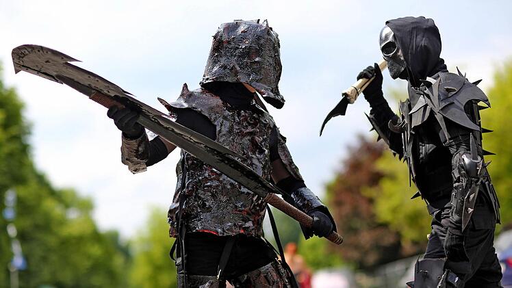 In knappen Outfits, opulenten Kleidern und kreativen Verkleidungen präsentieren sich die Teilnehmer des Wave-Gotik-Treffens in Leipzig. Foto: dpa