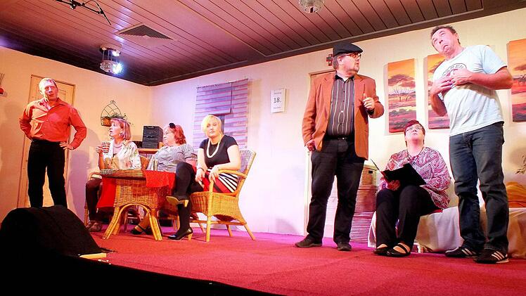 Spielszene aus dem Theaterstück in Sand. Von links: Klaus Ullrich, Karin Wicht, Edeltraud Schnapp, Marie Winkler, Pfarrer Michael Erhart, Claudia Förtsch und Ralf Wagner.