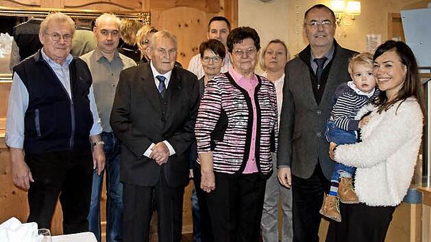 Auf dem Bild von links: Andreas Dinkel (Bruder der Jubelbraut, Stefan B&ouml;hmer (Neffe), Claudia Stubenrauch (Nichte), der Br&auml;utigam Fritz B&ouml;hmer, das Brautm&auml;dchen Cecilia Ernst, Harald Eichhorn (Patenkind), die Jubelbraut Franziska, Anita Geldner ( Brautm&auml;dchen), 1. Bgm. J&uuml;rgen Kohmann und Claudia B&ouml;hmer (Nichte) mit S&ouml;hnchen Jan Niklas Foto: Hartmut Klamm