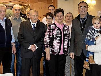 Auf dem Bild von links: Andreas Dinkel (Bruder der Jubelbraut, Stefan Böhmer (Neffe), Claudia Stubenrauch (Nichte), der Bräutigam Fritz Böhmer, das Brautmädchen Cecilia Ernst, Harald Eichhorn (Patenkind), die Jubelbraut Franziska, Anita Geldner ( Brautmädchen), 1. Bgm. Jürgen Kohmann und Claudia Böhmer (Nichte) mit Söhnchen Jan Niklas Foto: Hartmut Klamm