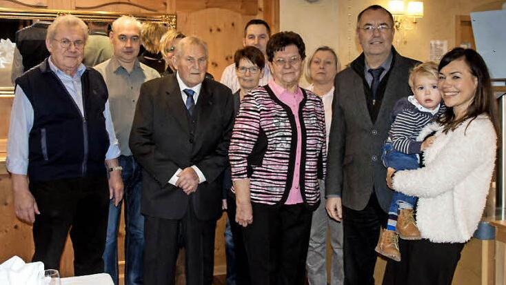 Auf dem Bild von links: Andreas Dinkel (Bruder der Jubelbraut, Stefan Böhmer (Neffe), Claudia Stubenrauch (Nichte), der Bräutigam Fritz Böhmer, das Brautmädchen Cecilia Ernst, Harald Eichhorn (Patenkind), die Jubelbraut Franziska, Anita Geldner ( Brautmädchen), 1. Bgm. Jürgen Kohmann und Claudia Böhmer (Nichte) mit Söhnchen Jan Niklas Foto: Hartmut Klamm
