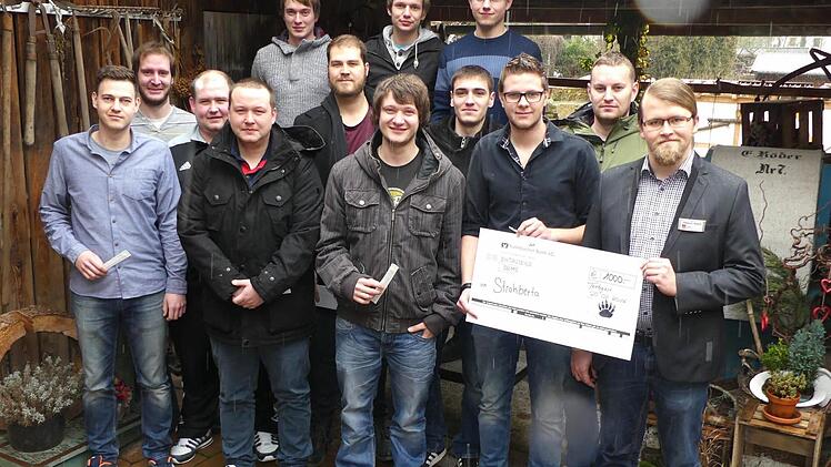 Das Team der "Strohberta" spendete 1000 Euro für den Kampf gegen den Blutkrebs. Vorne von links: Stefan Kolb, Sebastian Huber, Patrick Hopfer, Manuel Stumpf, Hans Georg Kießling (DKMS). Mitte: René Ellner, Daniel Hübner, Patrick Vetter, Christopher Grampp, Stefan Lerch. Hinten: Daniel Bode, Max Granger, Adrian Lauterbach.