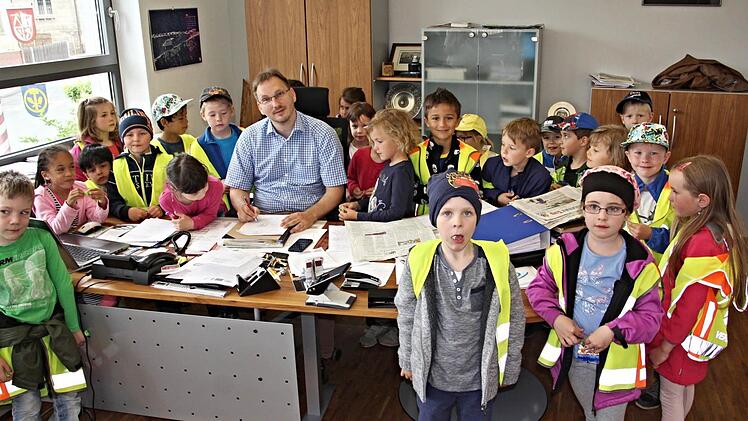 Am Schreibtisch "eingekesselt", aber wieder frei gelassen wurde Bürgermeister Wolfram Thein, der sich geduldig zahlreichen Fragen der Kindergartenkinder gestellt hatte.  Foto: Helmut Will