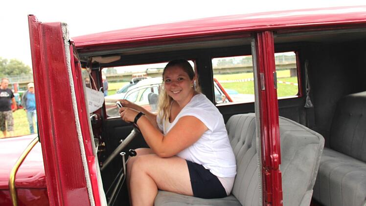Tina Volkert in ihrem Renault "Monaquatre"