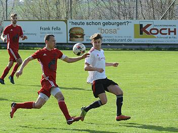 Dominik Halbig (rechts), hier im Duell gegen Lengfelds  Andreas Jazev, kann in Röllbach mit Selbstbewusstsein auftreten.ssp