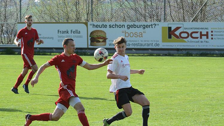 Dominik Halbig (rechts), hier im Duell gegen Lengfelds  Andreas Jazev, kann in Röllbach mit Selbstbewusstsein auftreten.ssp