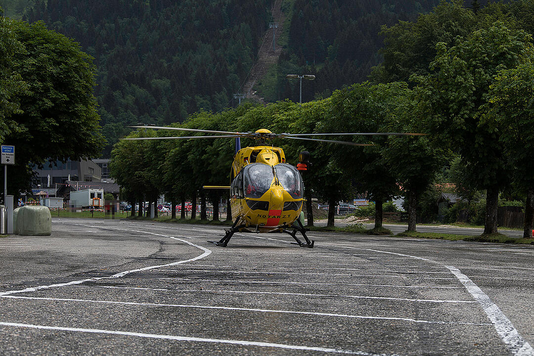 Rennwagen verliert Kontrolle und rast in Zuschauer – mindestens sieben Verletzte in Oberbayern