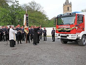 Der katholische Pfarrer Daniel Schuster und sein evangelischer Kollegen, Pfarrer Ulrich Bahr, segneten das neue Fahrzeug. Foto: Mathias Erlwein