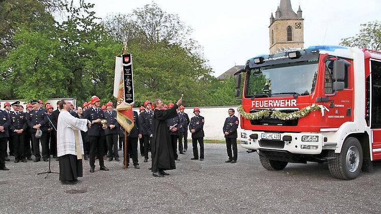 Der katholische Pfarrer Daniel Schuster und sein evangelischer Kollegen, Pfarrer Ulrich Bahr, segneten das neue Fahrzeug. Foto: Mathias Erlwein