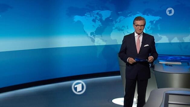 In der Tagesschau am Mittwochabend passierte der Redaktion eine kuriose Panne. Deutschlands Bundespräsident Frank-Walter Steinmeier saß bei seiner eigenen Rede plötzlich im Publikum. Foto: Tagesschau.de/dpa