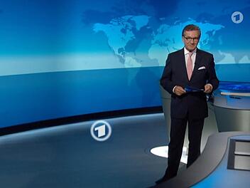 In der Tagesschau am Mittwochabend passierte der Redaktion eine kuriose Panne. Deutschlands Bundespräsident Frank-Walter Steinmeier saß bei seiner eigenen Rede plötzlich im Publikum. Foto: Tagesschau.de/dpa