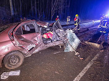 Auto schleudert &uuml;ber Fahrbahn und kracht in Leitplanke: Drei junge Erwachsene schwer verletzt