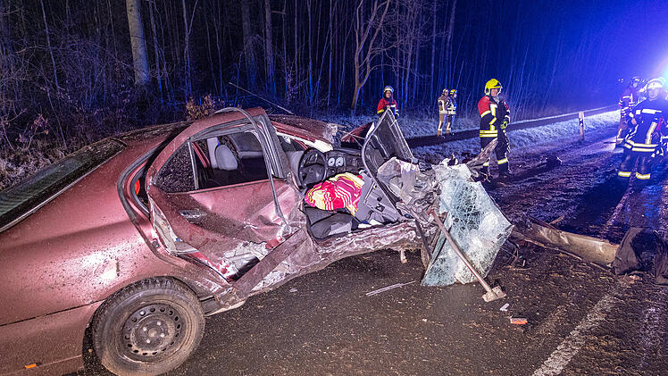 Auto schleudert &uuml;ber Fahrbahn und kracht in Leitplanke: Drei junge Erwachsene schwer verletzt