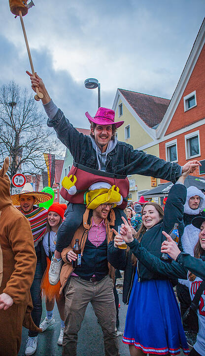 Tausende Narren und Närrinnen feierten auf der Straße