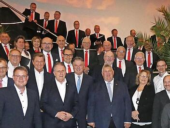 Bürgermeister Gerhard Schneider (vorne, Mitte) mit seiner Ehefrau Erika inmitten seiner Geburtstagsgäste.