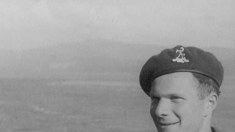 Private Frederick Gray in Uniform: Seinen eigentlichen Namen Manfred Gans hat er gegen einen Tarnnamen eingetauscht. Als Mitglied einer aus deutschsprachigen Juden bestehenden Spezialeinheit - den sogenannten X-Troops - dient dies auch dem Schutz bei einer möglichen Gefangennahme durch den Feind.
