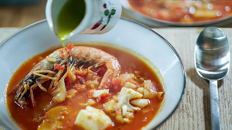 Ein Hauch von Marseille in der Küche. Die französische Fischsuppe Bouillabaisse wird dem Hafenviertel in Marseille zugeschrieben. In der Dokumentation werden einige Gerichte von der Steinzeit bis heute gekocht.