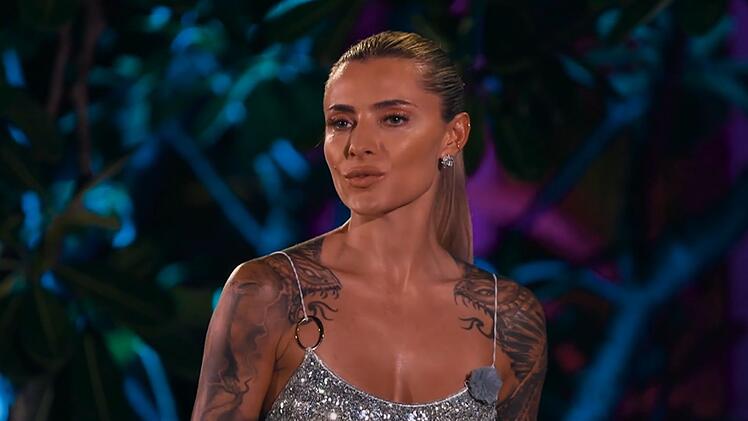 Sophia Thomalla begrüßt die Singles zum großen AYTO-Finale.