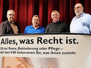 KV Engelbert Roith (von links), Wilhelm Jelinek (25 Jahre), Werner Meyer (30 Jahre), OV Michael Gerlach